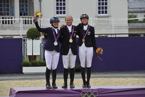 Igualdade de gênero - O alemão Michael Jung ganha a medalha de ouro individual em CCE nas Olimpíadas de 2012 em Londres, ao lado de Sara Algottsson Ostholt (Suécia), que conquistou a prata, e Sandra Auffarth (Alemanha), que ganhou o bronze / Foto: FEI/Dirk Caremans